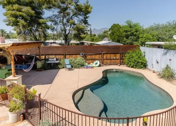 House With Pool & Hot Tub Holiday home *